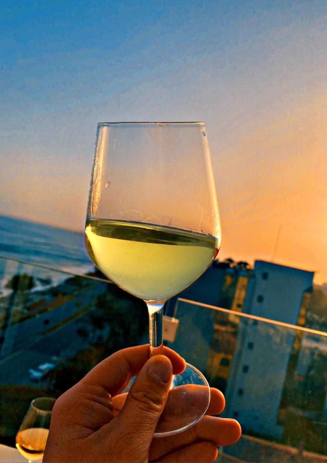 The White Pearl Suite - Beach Front City Centre With Sea View. リマソール エクステリア 写真