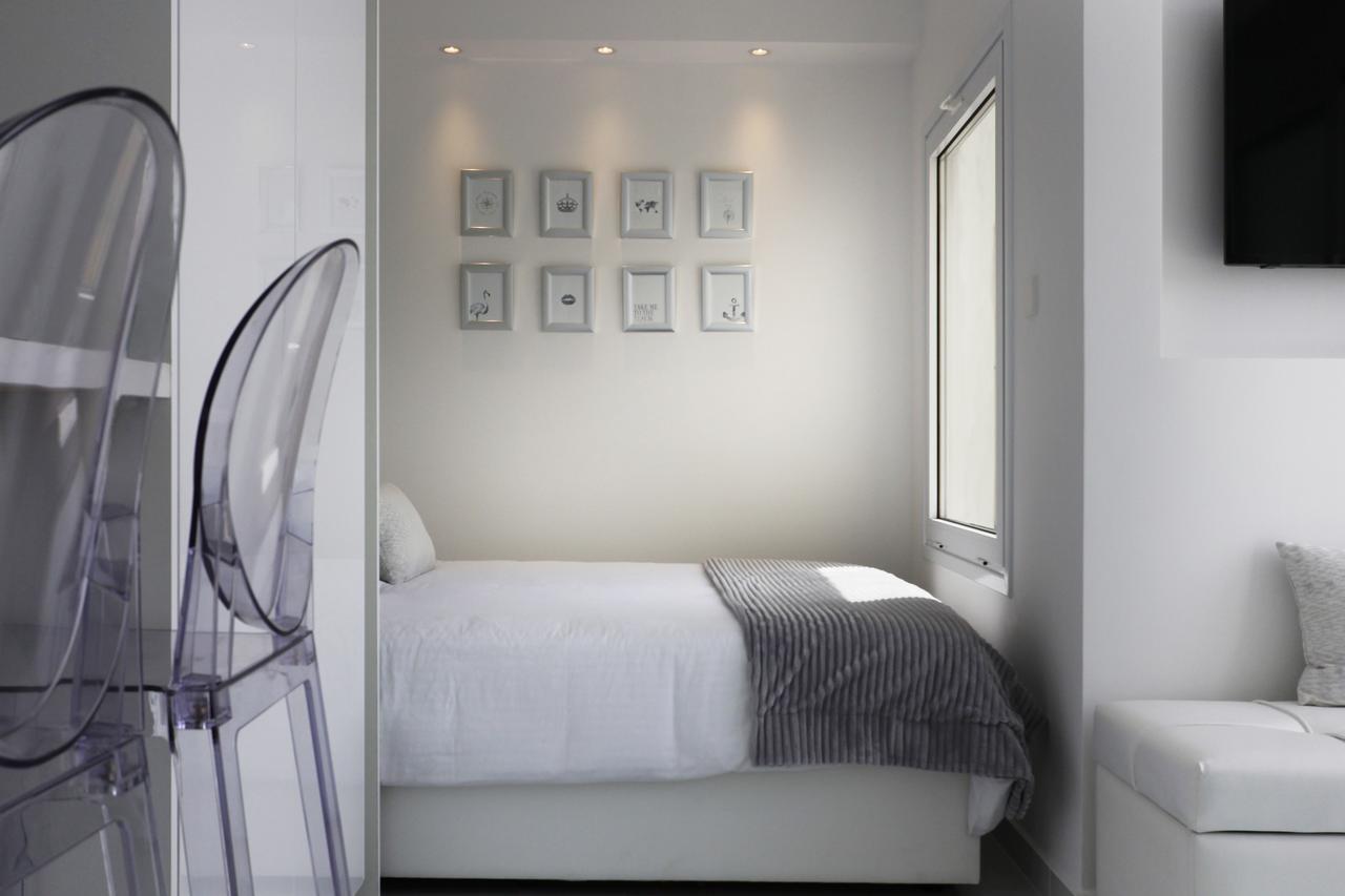 The White Pearl Suite - Beach Front City Centre With Sea View. リマソール エクステリア 写真