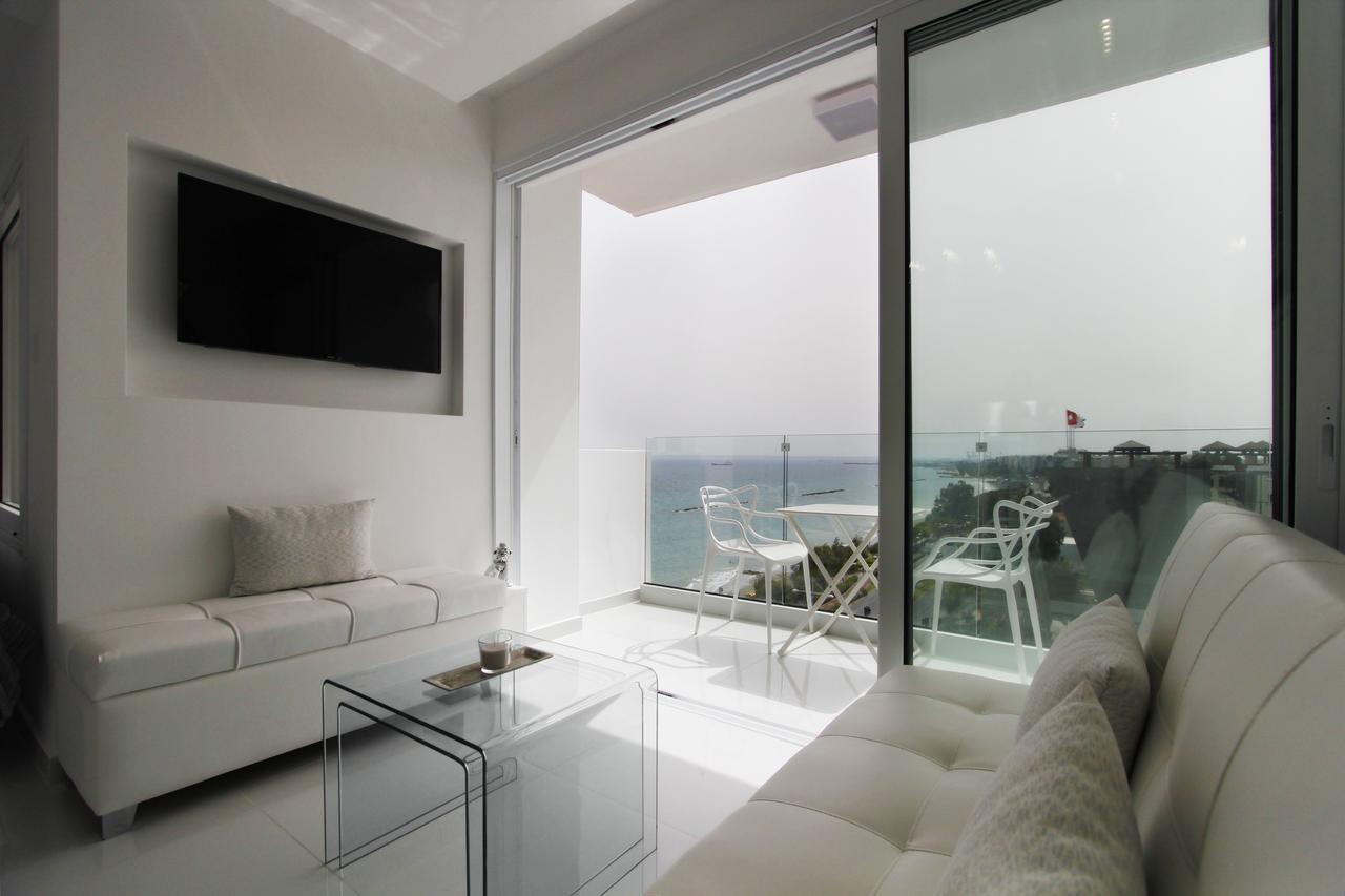 The White Pearl Suite - Beach Front City Centre With Sea View. リマソール エクステリア 写真