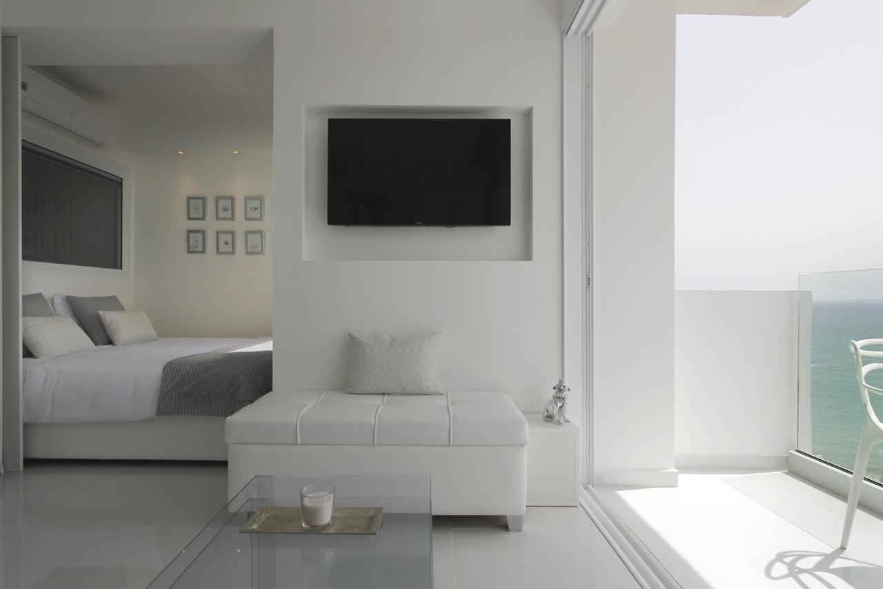 The White Pearl Suite - Beach Front City Centre With Sea View. リマソール エクステリア 写真