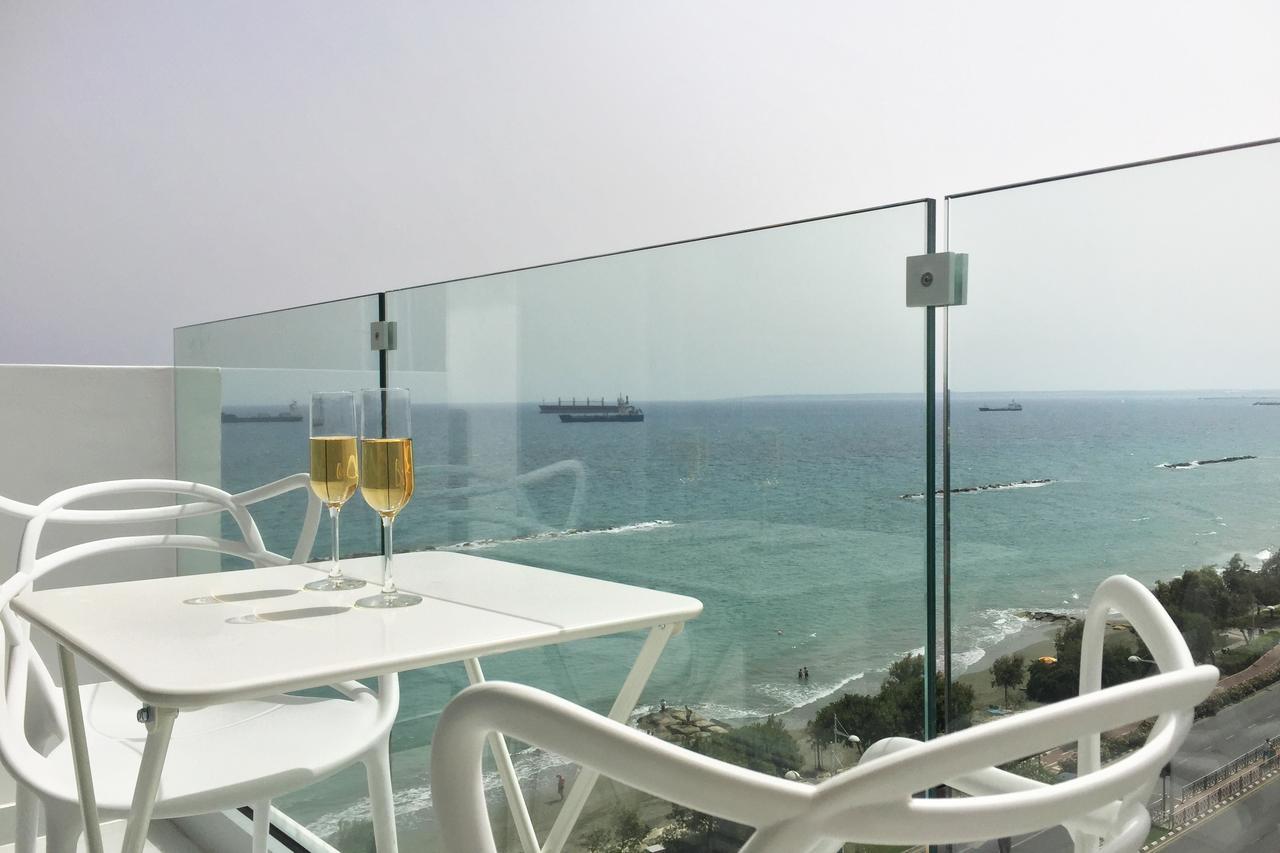 The White Pearl Suite - Beach Front City Centre With Sea View. リマソール エクステリア 写真