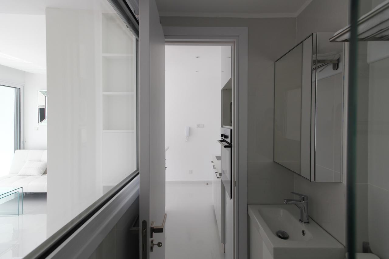 The White Pearl Suite - Beach Front City Centre With Sea View. リマソール エクステリア 写真